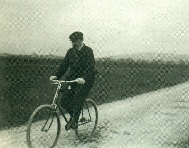 Zola à bicyclette sur les routes de Médan, vers 1900 (Émile-Zola et Massin 1979) © Tous droits réservés.  Bien en selle sur sa bicyclette, harnaché par la courroie de son appareil photo portatif qui le suit partout, l’écrivain n’est au fond pas si différent de l’« homo intermedialis » (Gaudreault) inventé par Grant à la même époque.