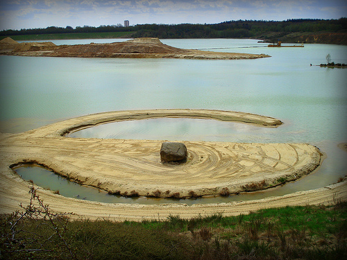 Photographie (2006) de l’œuvre de Robert Smithson, Broken Circle/Spiral Hill, 1971.