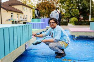 Students from Hersleb High School in downtown Oslo co-create pop-up furniture in the pursuit of bringing fresh energy to the place with the PlaceCity team, led by Nabolagshager, and Makers Hub. Photo credits: Julie Hrnčířová for Nabolagshager, 2020.