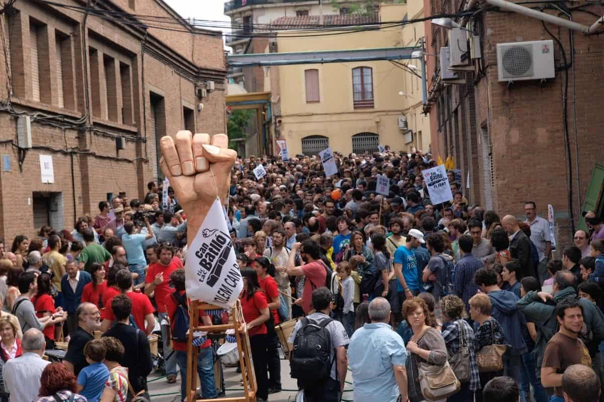 La Bordeta neighbours entering Can Batlló, June 11, 2011 (Credits: Can Batlló)