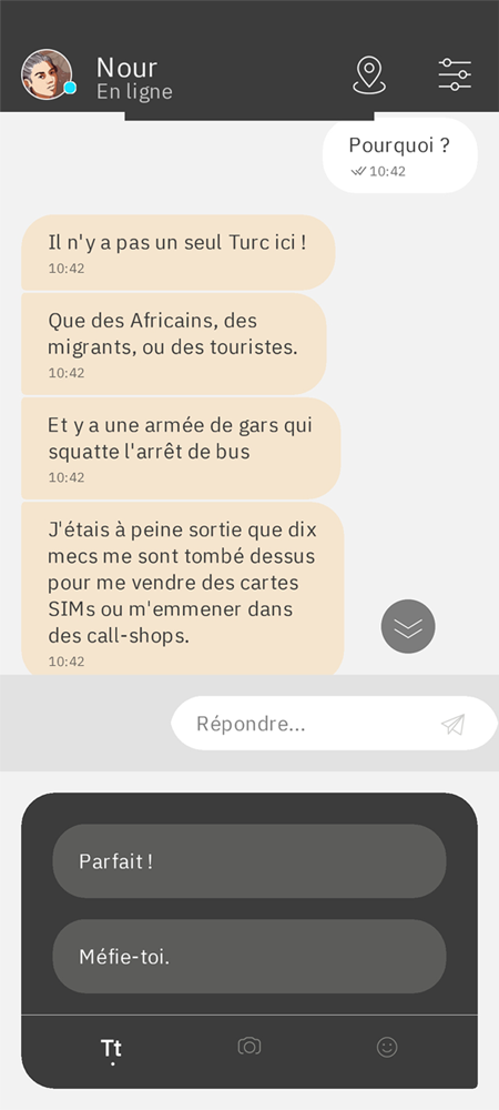 Le lecteur échange avec le personnage de Nour via une messagerie instantanée (chat).